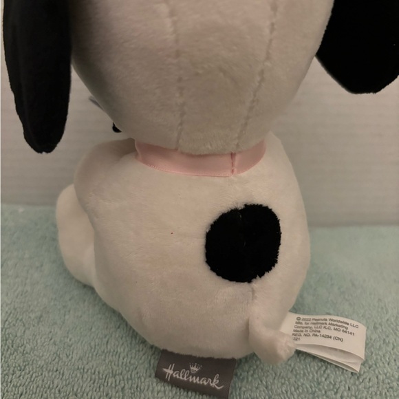 Hallmark 7 inch Snoopy Peanuts With Butterfly - Picture 2 of 2